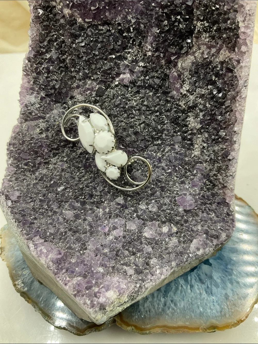 Vtg. White Milk Stone Silver Swirl Floral Brooch (2”Lx1”W)